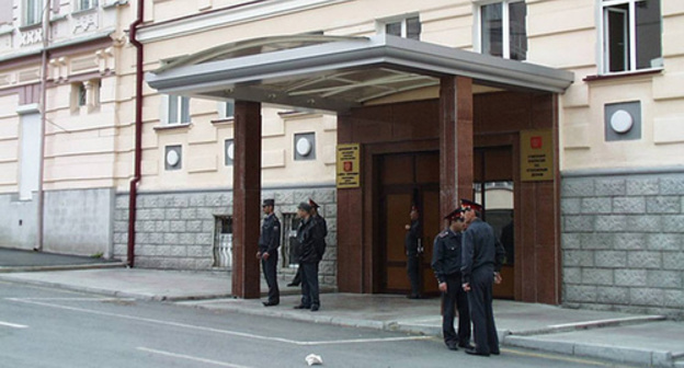 Near the entrance to the Supreme Court of North Ossetia. Photo: http://pravoy.punct.ru/news/view/41009/ Near the entrance to the Supreme Court of North Ossetia. Photo: http://pravoy.punct.ru/news/view/41009/