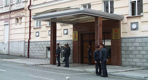 Near the entrance to the Supreme Court of North Ossetia. Photo: http://pravoy.punct.ru/news/view/41009/ Near the entrance to the Supreme Court of North Ossetia. Photo: http://pravoy.punct.ru/news/view/41009/
