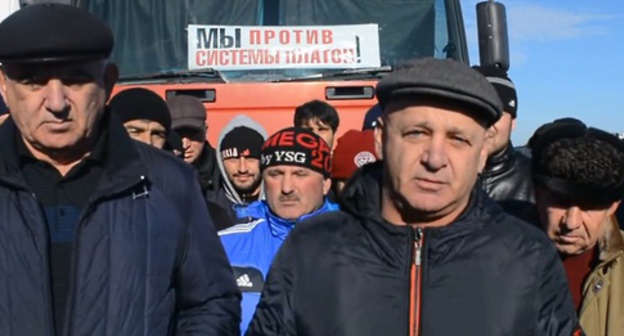 The participants of the strike of the truck drivers. Photo: Vk.com/beezlimit The participants of the strike of the truck drivers. Photo: Vk.com/beezlimit