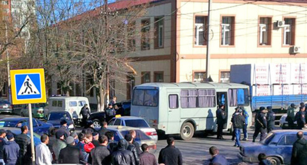 At the territory bordering on a mosque in Kotrov Street in Makhachkala during the detentions of mosque-goers. Makhachkala, November 20, 2015. Photo: Umar Said At the territory bordering on a mosque in Kotrov Street in Makhachkala during the detentions of mosque-goers. Makhachkala, November 20, 2015. Photo: Umar Said