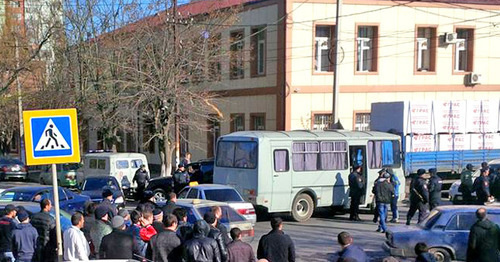 At the territory bordering on a mosque in Kotrov Street in Makhachkala during the detentions of mosque-goers. Makhachkala, November 20, 2015. Photo: Umar Said At the territory bordering on a mosque in Kotrov Street in Makhachkala during the detentions of mosque-goers. Makhachkala, November 20, 2015. Photo: Umar Said