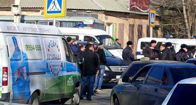 At the territory bordering on a mosque in Kotrov Street in Makhachkala during the detentions of mosque-goers. Makhachkala, November 20, 2015. Photo: Umar Said At the territory bordering on a mosque in Kotrov Street in Makhachkala during the detentions of mosque-goers. Makhachkala, November 20, 2015. Photo: Umar Said