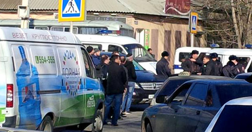 At the territory bordering on a mosque in Kotrov Street in Makhachkala during the detentions of mosque-goers. Makhachkala, November 20, 2015. Photo: Umar Said At the territory bordering on a mosque in Kotrov Street in Makhachkala during the detentions of mosque-goers. Makhachkala, November 20, 2015. Photo: Umar Said