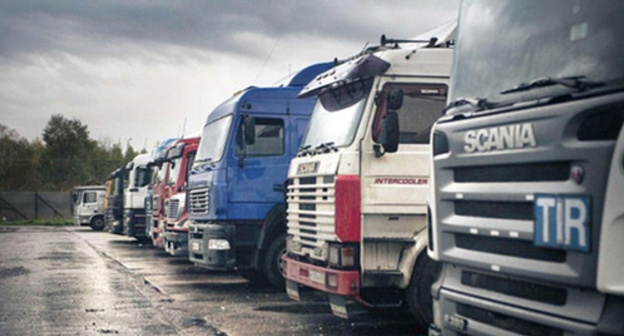 Trucks on the outskirts of Makhachkala. Photo: http://www.riadagestan.ru/news/incidents/dalnoboyshchiki_ustroili_piket_na_okraine_makhachkaly_protiv_dopolnitelnykh_poshlin/ Trucks on the outskirts of Makhachkala. Photo: http://www.riadagestan.ru/news/incidents/dalnoboyshchiki_ustroili_piket_na_okraine_makhachkaly_protiv_dopolnitelnykh_poshlin/