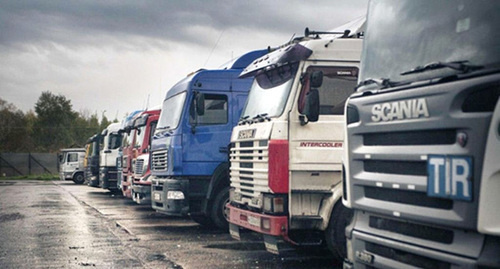 Trucks on the outskirts of Makhachkala. Photo: http://www.riadagestan.ru/news/incidents/dalnoboyshchiki_ustroili_piket_na_okraine_makhachkaly_protiv_dopolnitelnykh_poshlin/ Trucks on the outskirts of Makhachkala. Photo: http://www.riadagestan.ru/news/incidents/dalnoboyshchiki_ustroili_piket_na_okraine_makhachkaly_protiv_dopolnitelnykh_poshlin/