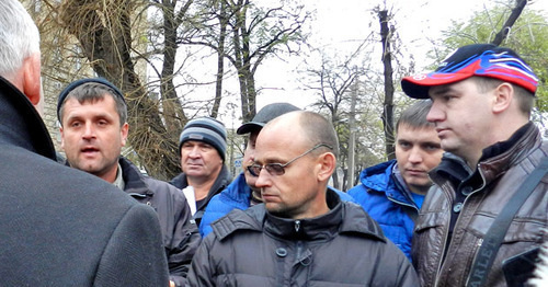 Truck drivers talk to authorities, Volgograd, November 20, 2015. Photo by Tatiana Filimonova for the ‘Caucasian Knot’. Truck drivers talk to authorities, Volgograd, November 20, 2015. Photo by Tatiana Filimonova for the ‘Caucasian Knot’.