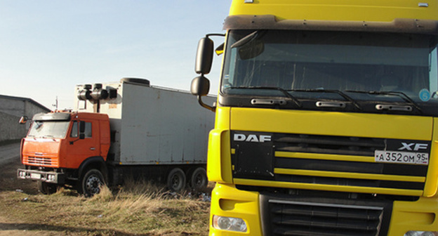 Heavy trucks during protest action. Photo by Murad Muradov for the ‘Caucasian Knot’. 