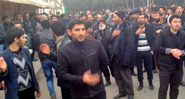 Residents Nardaran village go out on a spontaneous protest, November 26, 2015. Photo by Parvana Bairamova for the ‘Caucasian Knot’. 