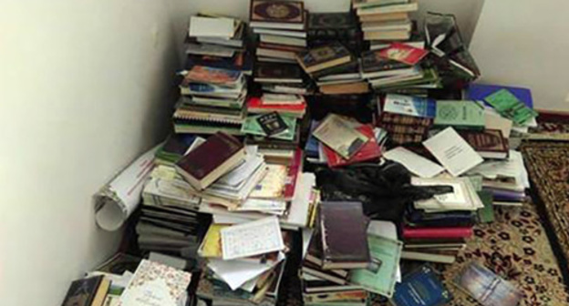 Books at the mosque in Kotrov Street. Photo by Magomed Tuayev for the ‘Caucasian Knot’. 