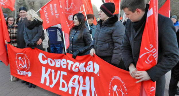 Communists demand to cancel the "Platon" system at their rally dedicated to the anniversary of the start of Soviet counterattack at Stalingrad during WW II, Volgograd, November 27, 2015. Photo by Tatiana Filimonova for the ‘Caucasian Knot’. Communists demand to cancel the "Platon" system at their rally dedicated to the anniversary of the start of Soviet counterattack at Stalingrad during WW II, Volgograd, November 27, 2015. Photo by Tatiana Filimonova for the ‘Caucasian Knot’.