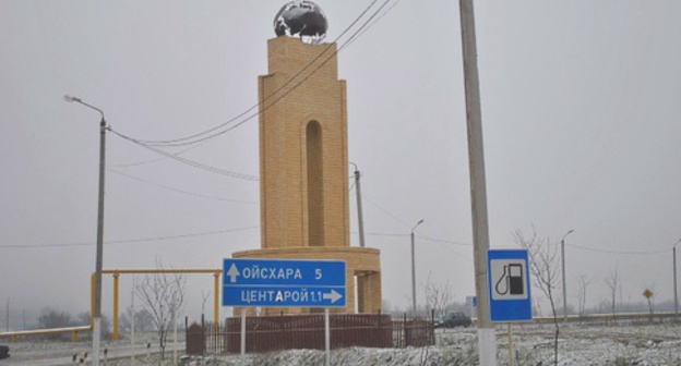 Stele at the entrance to the village of Bachi-Yurt, Chechnya. Photo: Maps.yandex.ru Stele at the entrance to the village of Bachi-Yurt, Chechnya. Photo: Maps.yandex.ru