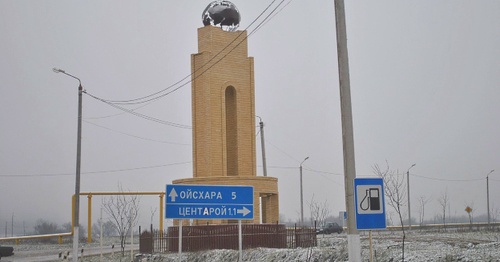 Stele at the entrance to the village of Bachi-Yurt, Chechnya. Photo: Maps.yandex.ru