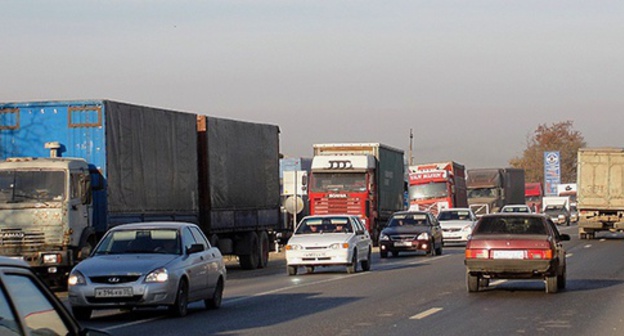 Truck drivers on strike at federal highway in Dagestan, November 24, 2015. Photo by Murad Muradov for the ‘Caucasian Knot’. Truck drivers on strike at federal highway in Dagestan, November 24, 2015. Photo by Murad Muradov for the ‘Caucasian Knot’.