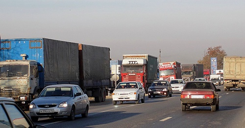 Truck drivers on strike at federal highway in Dagestan, November 24, 2015. Photo by Murad Muradov for the ‘Caucasian Knot’. Truck drivers on strike at federal highway in Dagestan, November 24, 2015. Photo by Murad Muradov for the ‘Caucasian Knot’.