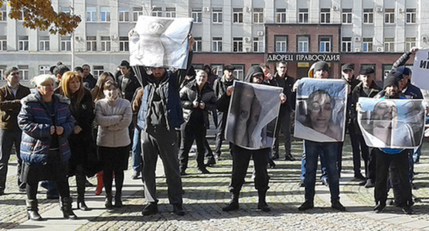 The protest action of relatives and neighbours of Vladimir Tskaev, who died in Vladikavkaz. November 2, 2015. Photo by Emma Marzoeva for the "Caucasian Knot"