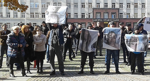The protest action of relatives and neighbours of Vladimir Tskaev, who died in Vladikavkaz. November 2, 2015. Photo by Emma Marzoeva for the "Caucasian Knot" The protest action of relatives and neighbours of Vladimir Tskaev, who died in Vladikavkaz. November 2, 2015. Photo by Emma Marzoeva for the "Caucasian Knot"