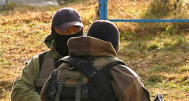 A law enforcer during CTO. Photo: http://nac.gov.ru/nakmessage/2015/11/25/v-nalchike-neitralizovany-14-boevikov-polnostyu-unichtozhena-krupnaya-banda-i-.html A law enforcer during CTO. Photo: http://nac.gov.ru/nakmessage/2015/11/25/v-nalchike-neitralizovany-14-boevikov-polnostyu-unichtozhena-krupnaya-banda-i-.html
