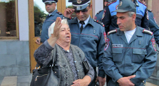 The policemen are keeping order during the rally. Yerevan, October 15, 2015. Photo by Tigran Petrosyan for the "Caucasian Knot"