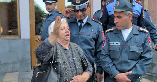 The policemen are keeping order during the rally. Yerevan, October 15, 2015. Photo by Tigran Petrosyan for the "Caucasian Knot" The policemen are keeping order during the rally. Yerevan, October 15, 2015. Photo by Tigran Petrosyan for the "Caucasian Knot"