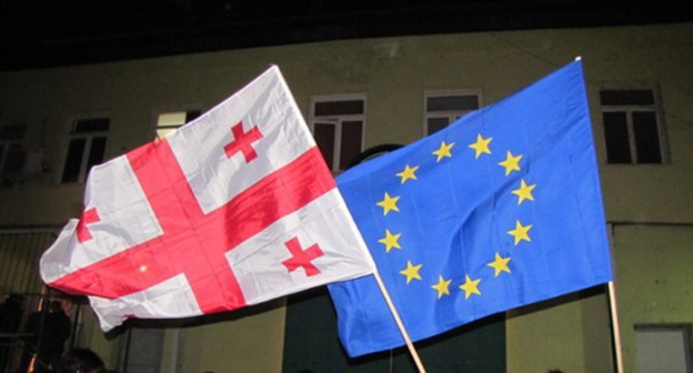 Flags of Georgia and European Union in front of the prison in Isani, November 30, 2015. Photo by Marina Bukiya for the "Caucasian Knot"