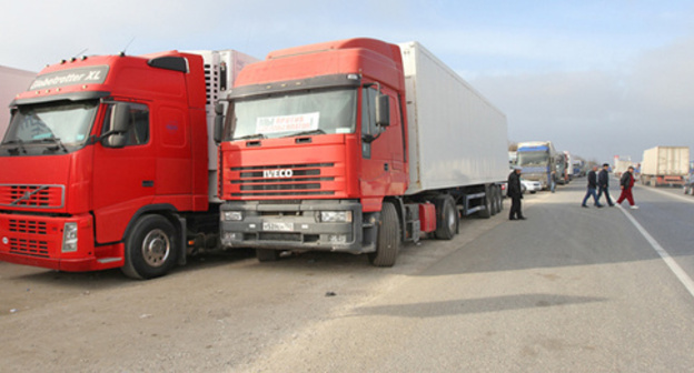 Trucks drivers striking in Manas. November 23, 2015. Photo by Ruslan Alibekov for the "Caucasian Knot" Trucks drivers striking in Manas. November 23, 2015. Photo by Ruslan Alibekov for the "Caucasian Knot"