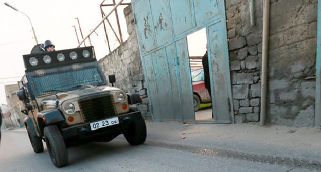 Law enforcers' car during the special operation in Nardaran, 01.12.15. Photo by Aziz Karimov for "Caucasian Knot" Law enforcers' car during the special operation in Nardaran, 01.12.15. Photo by Aziz Karimov for "Caucasian Knot"