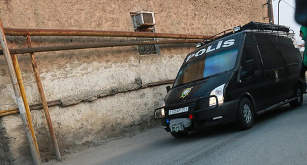 A police car in a street of Nardaran. Photo by Aziz Karimov for the "Caucasian Knot"