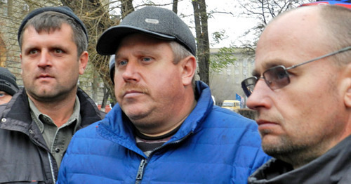 A talk of the truckers with an authority during the rally. Volgograd, November 20, 2015. Photo by Tatyana Filimonova for the "Caucasian Knot" A talk of the truckers with an authority during the rally. Volgograd, November 20, 2015. Photo by Tatyana Filimonova for the "Caucasian Knot"