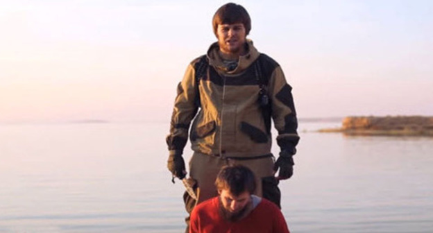 Screenshot of a video of the organization "Islamic State", banned in Russia, which showed the execution of a man introduced as a native of Grozny, who collaborated with the secret services. Screenshot of a video by the user BNO News http://www.youtube.com/