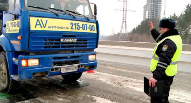 An inspector of the road-and-patrol service stops a truck. Photo: RFE/RL http://www.svoboda.org/