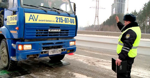 An inspector of the road-and-patrol service stops a truck. Photo: RFE/RL http://www.svoboda.org/ An inspector of the road-and-patrol service stops a truck. Photo: RFE/RL http://www.svoboda.org/