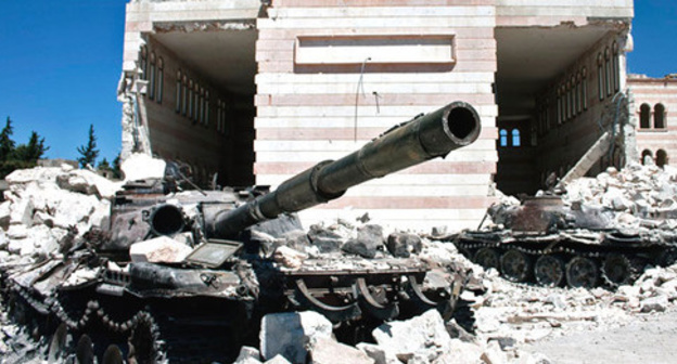 Shot-up tanks against a mosque in the Syrian town of Azaz. August 2012. Photo by the user Christiaan Triebert https://www.flickr.com