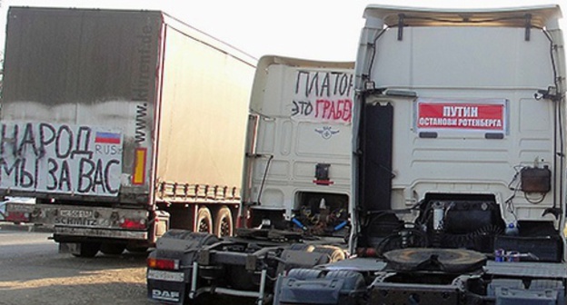 The trucks of the protesting drivers in Dagestan. November 24, 2015. Photo by Murad Muradov for the "Caucasian Knot"
