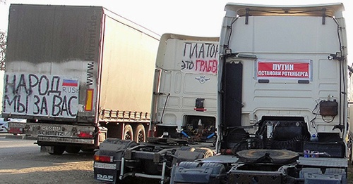 The trucks of the protesting drivers in Dagestan. November 24, 2015. Photo by Murad Muradov for the "Caucasian Knot" The trucks of the protesting drivers in Dagestan. November 24, 2015. Photo by Murad Muradov for the "Caucasian Knot"