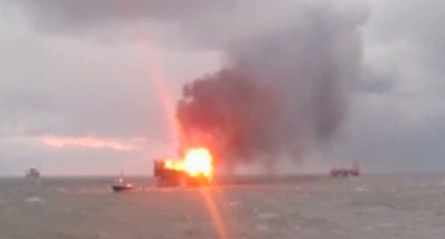 The burning oil platform of the "Guneshli" oil field. Photo: Meydan.TV