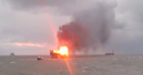 The burning oil platform of the "Guneshli" oil field. Photo: Meydan.TV The burning oil platform of the "Guneshli" oil field. Photo: Meydan.TV