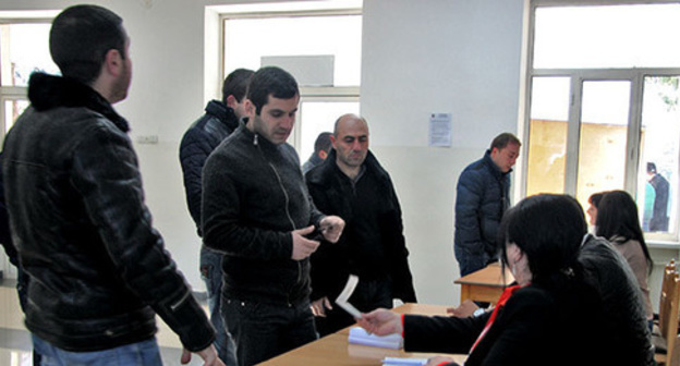At the voting station on the day of referendum, December 6, 2015. Photo: http://newsarmenia.am/news/armenia/nablyudateli-ot-sng-dovolny-khodom-golosovaniya-na-referendume-po-konstitutsionnym-izmeneniyam-v-arm/