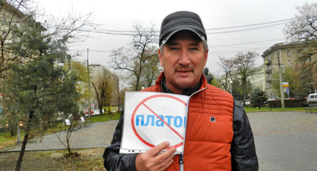 Truck driver in solo picket, Volgograd, December 7, 2015. Photo by Tatiana Filimonova for the ‘Caucasian Knot’. 