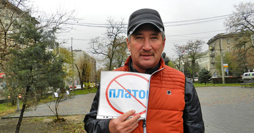 Truck driver in solo picket, Volgograd, December 7, 2015. Photo by Tatiana Filimonova for the ‘Caucasian Knot’. Truck driver in solo picket, Volgograd, December 7, 2015. Photo by Tatiana Filimonova for the ‘Caucasian Knot’.
