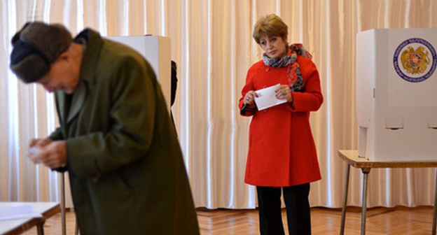 At a voting station on the day of referendum, Armenia, December 6, 2015. Photo: www.panarmenian.net At a voting station on the day of referendum, Armenia, December 6, 2015. Photo: www.panarmenian.net