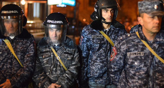 Policemen during protest action, Yerevan, December 2015. Photo: http://www.panarmenian.net/ Policemen during protest action, Yerevan, December 2015. Photo: http://www.panarmenian.net/