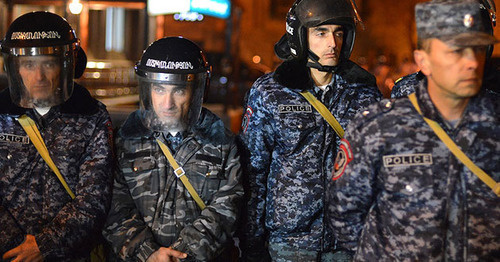 Policemen during protest action, Yerevan, December 2015. Photo: http://www.panarmenian.net/