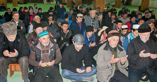 Believes gather for prayer in a mosque in the village of Shamkhal. Photo: http://islamdag.ru/news/14079