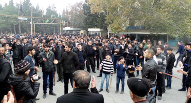 Residents of Nardaran during unrest provoked by special operation, December 2015. Photo: RFE/RL. Residents of Nardaran during unrest provoked by special operation, December 2015. Photo: RFE/RL.