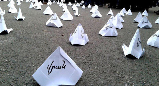 Activists of "New Armenia" set up paper tents in Yerevan, December 11, 2015. Photo by Armine Martirosyan for the ‘Caucasian Knot’. Activists of "New Armenia" set up paper tents in Yerevan, December 11, 2015. Photo by Armine Martirosyan for the ‘Caucasian Knot’.