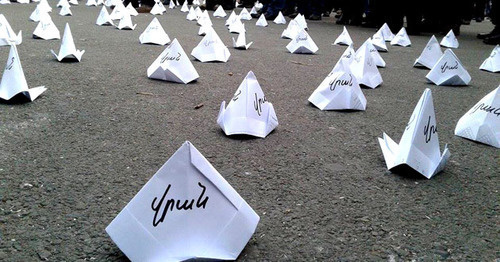 Activists of "New Armenia" set up paper tents in Yerevan, December 11, 2015. Photo by Armine Martirosyan for the ‘Caucasian Knot’. Activists of "New Armenia" set up paper tents in Yerevan, December 11, 2015. Photo by Armine Martirosyan for the ‘Caucasian Knot’.