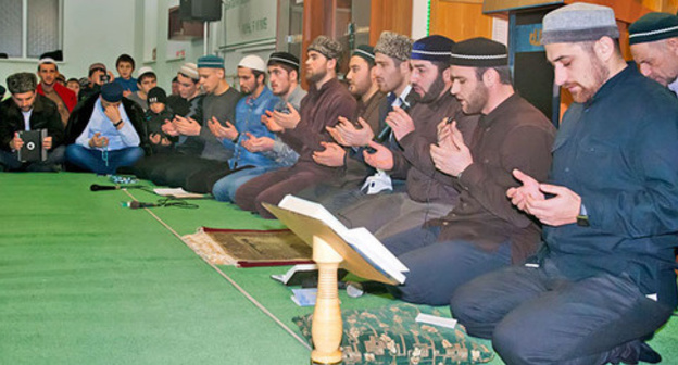 Believes gather for prayer in a mosque in the village of Shamkhal. Photo: http://islamdag.ru/news/14079 Believes gather for prayer in a mosque in the village of Shamkhal. Photo: http://islamdag.ru/news/14079