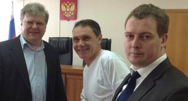 Evgeny Vitishko (in the middle) in the courtroom. Photo: http://www.yabloko.ru/regnews/Moscow/2015/04/15_0 Evgeny Vitishko (in the middle) in the courtroom. Photo: http://www.yabloko.ru/regnews/Moscow/2015/04/15_0