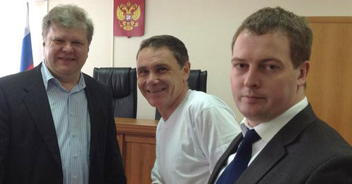 Evgeny Vitishko (in the middle) in the courtroom. Photo: http://www.yabloko.ru/regnews/Moscow/2015/04/15_0 Evgeny Vitishko (in the middle) in the courtroom. Photo: http://www.yabloko.ru/regnews/Moscow/2015/04/15_0