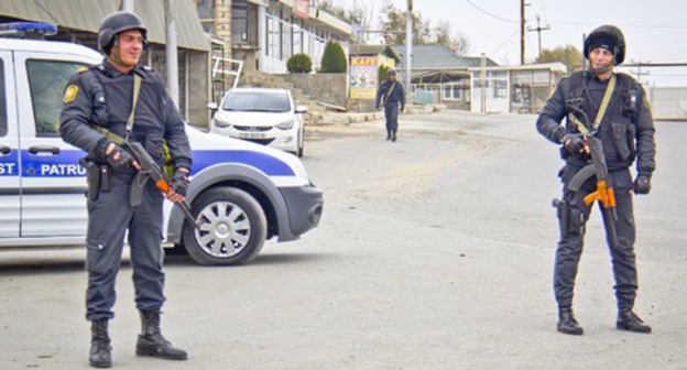 Armed law enforcers in Nardaran. Photo: Famil Mahmudbayli, RFE/RL Armed law enforcers in Nardaran. Photo: Famil Mahmudbayli, RFE/RL